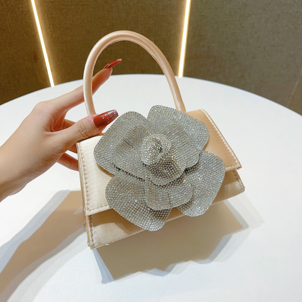 Luxury Bags News - Pochette de soirée Rose de luxe