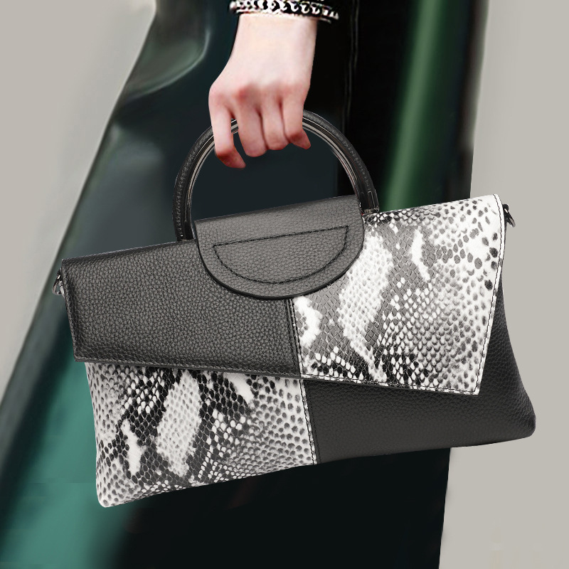 Pochette élégante et pratique  - Luxury Bags News avis et prix