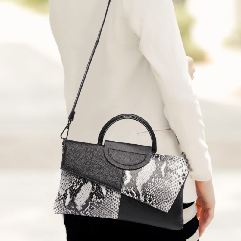Pochette élégante et pratique  - Luxury Bags News avis et prix