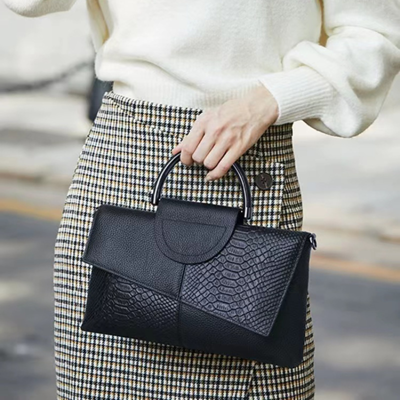 Pochette élégante et pratique  - Luxury Bags News avis et prix