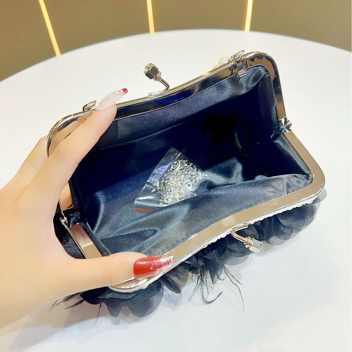 Sac de soirée de luxe avec pom - Luxury Bags News avis et prix
